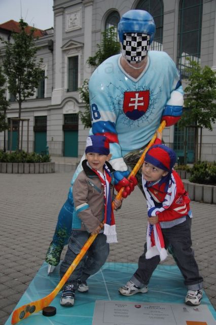 Miro Šatan - s malými hokejistami