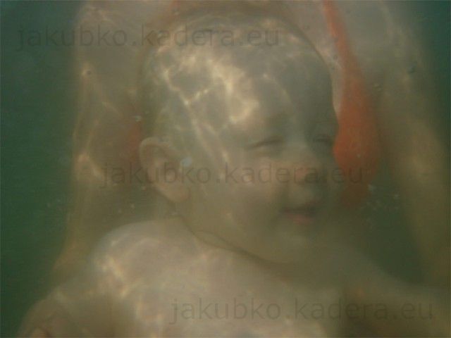Jakubko sa podápa pod vodou