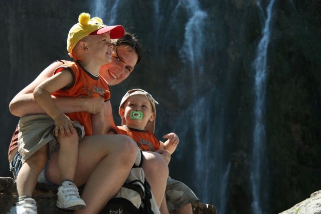 Spolu s maminou a Miškom - pri jednom z najväčších vodopádov na Plitviciach