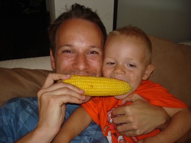 Tata a ja - mňam, dobrá kukurička
