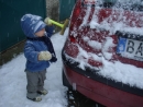 Odhrabávam sneh - Zapojil som sa aj ja a pomáhal som čistiť auto od snehu