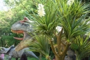 Palma v dinoparku - v pozadí dinosaurus