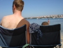 Režiserké stoličky - a v nich Kubko s Tatom pozerajú na more